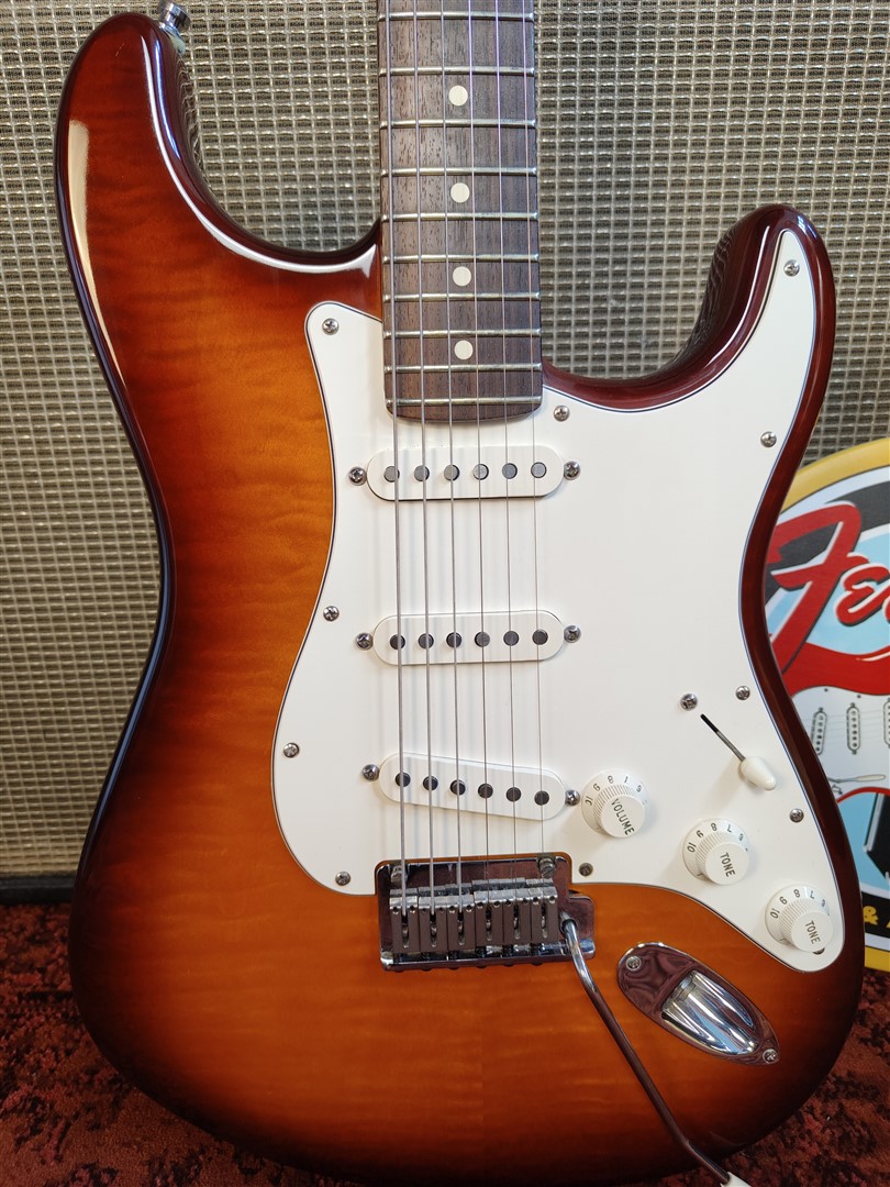 Parete di chitarre nella bottega Cristo Guitars