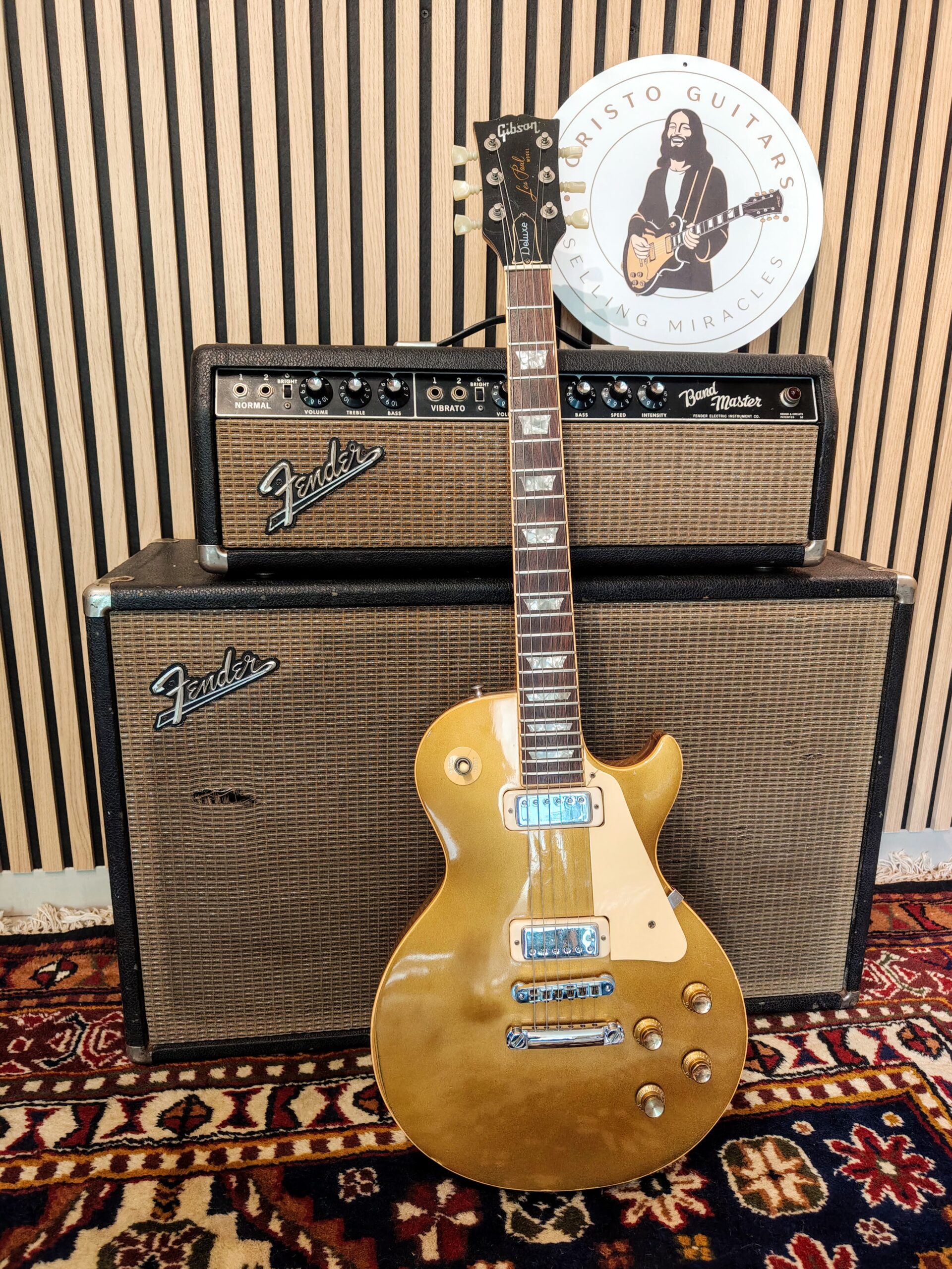 Parete di chitarre nella bottega Cristo Guitars