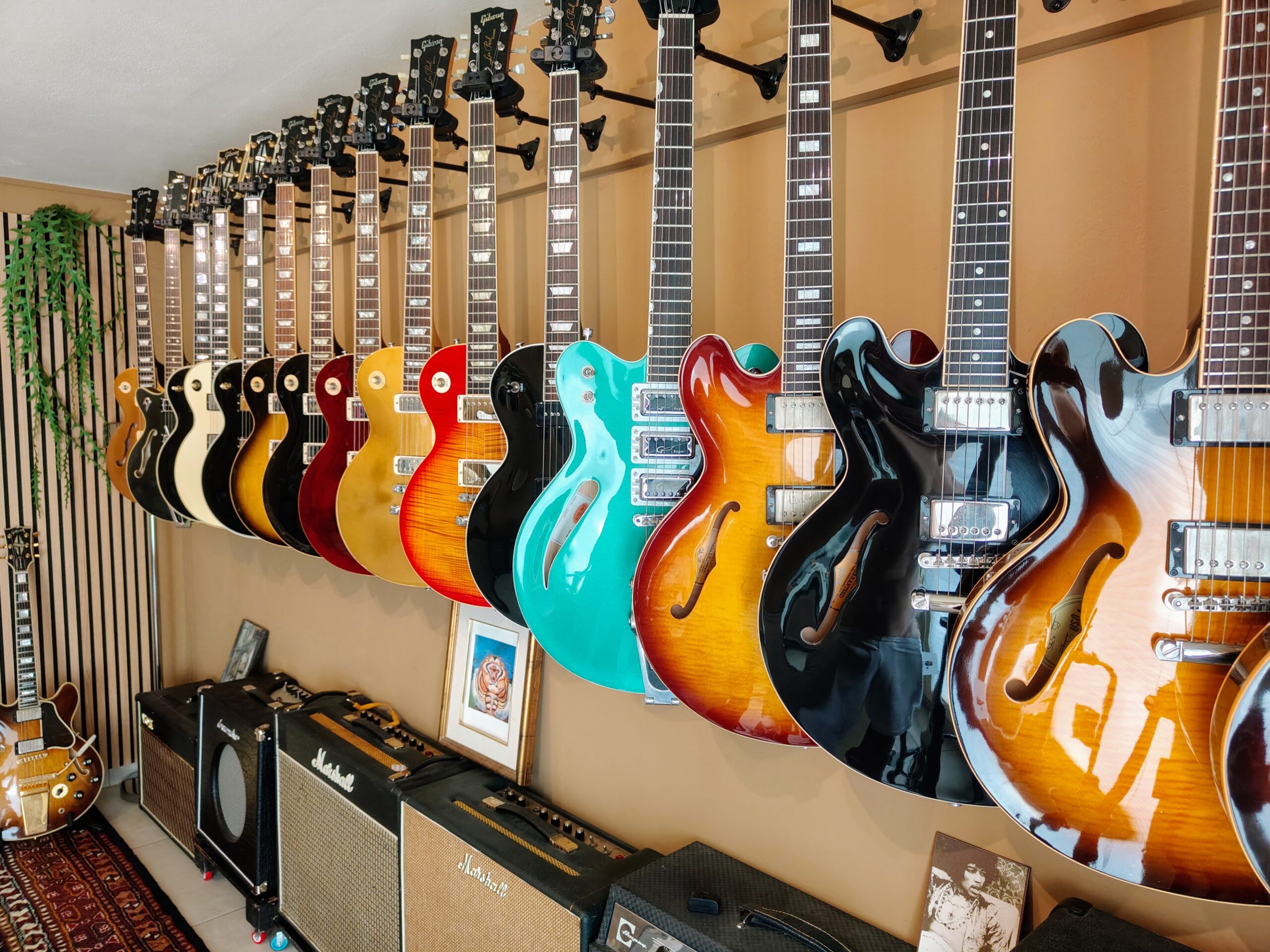 Parete di chitarre nella bottega Cristo Guitars