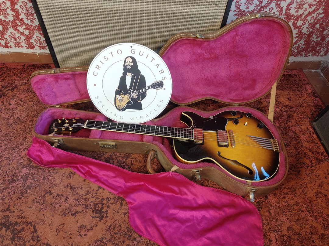 Parete di chitarre nella bottega Cristo Guitars