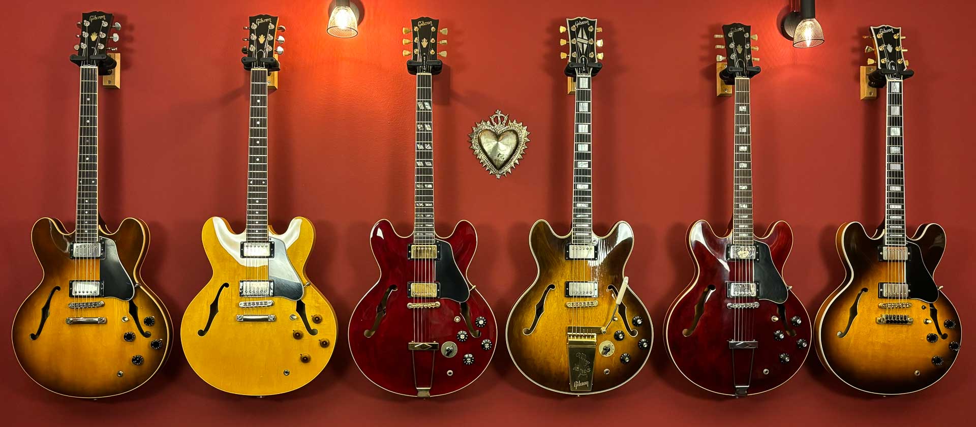 Parete di chitarre nella bottega Cristo Guitars